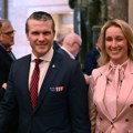 Ko je žena američkog ministra koji joj je slao poverljive informacije? Radila na TV, a sada je u centru skandala