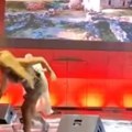 Pevačica umalo da padne na bini: Upetljala se u kablove, kamera sve zabeležila: Njenu reakciju su svi komentarisali