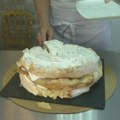 Za doručak pita-torta, ribođorđeva šnicla za ručak, a za desert - slatka gibanica: Prste da poližete