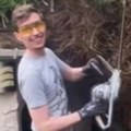 Neverovatno otkriće u dvorištu Motornom testerom uklonili žbunje, kad su videli šta je ispod, sledila im se krv u žilama…
