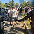Ovako je policija formirala obruč ispred redakcije Nova.rs: Sprečavaju građane da idu na paradu VIDEO