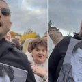 Darko Lazić na čelu skupa u Cirihu: Nosi Bešlićevu fotografiju u rukama! Svi pevaju Halidove pesme, emotivan prizor u…