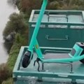 Anonimni obešenjak parkirao električni skuter na vrhu mosta Hitne službe tri sata spuštale dvotočkaša sa 40 metara!