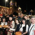 Srbi sa AP KiM stigli ispred Skupštine, dočekani tradicionalno sa pogačom i solju