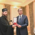 Vladika koji je odlikovao Vučića i uporedio ga sa Isusom, zabranio srpski na bogosluženjima: "Nećemo jezik nesretnog Vuka…