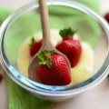 Čaše pune uživanja: Puding poslastica sa jagodama