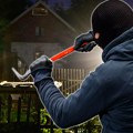 Krenuo u pljačku, pa jedva izvukao živu glavu: Policija razvalila kapiju da spasi lopova koji je krvario!