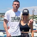 Jovana Jeremić i Tigar treniraju na ulici: On skinuo majicu i preznojava se, a voditeljka u šortsu i topu - sve pršti (Video)…