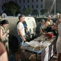 "Studenti pobeđuju" na Novosadskom noćnom bazaru, pored njih SNS aktivisti i "Srbija pobeđuje"
