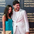 (Foto) U istom danu prve slike sa partnerima Mia i Milan prošetali crvenim tepihom, Aleksej puca od ljubavi pored Sare Jo
