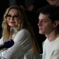 Brutalno zgodna Danica Maksimović: Skinula se srpska glumica - bikini prekrila ogrtačem, pa ušla u maslinjak u štiklama!