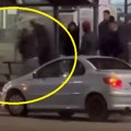 Skandal u centru Beograda: Motkama udarali radnika gradske čistoće jer im je rekao da ne bacaju đubre (VIDEO)