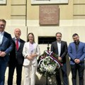 Predstavnici opozicije u vojvođanskom parlamentu položili venac ispred zgrade Magistrata u Sremskim Karlovcima povodom…