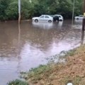 Obilne kiše izazvale haos na Banjici: Trolejbuske linije obustavljene, vozila zaglavljena u vodi (video)