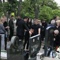 40 Dana od smrti Željka Rutovića: Porodica neutešna na pomenu, supruga Mirjana plače, prilaze joj i grle je