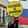 Ukradena voštana figura Makrona ispred ruske ambasade: Aktivisti protestuju zbog trgovine