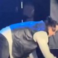 (Foto) poznati pevač pao nasred bine: Isplivao snimak sa koncerta: Sve je jezivo izgledalo