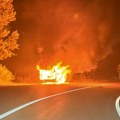 Drama na putu od Čajetine ka Mokroj Gori: Automobil se zapalilo dok je bio u pokretu (Foto)