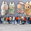 Labubu ludilo svakim danom sve veće: Stotine ljudi satima čekalo otvaranje prodavnice na pljusku!