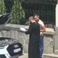 Sveštenik izašao iz crkve u portu, pa prišao Audiju - ubrzo je usledila scena koja se kao požar deli regionom: "Sveta vodica -…