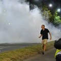 Novi Beograd: demonstranti gađali policiju tokom protesta pirotehničkim sredstvima