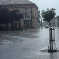 Mini-tornado u Čačku: Silovit vetar nosio limeni krov