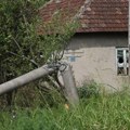 Prepolovljena bandera u koju je udario Aleksa (15): Prve slike sa mesta teške nesreće kod Barajeva: Tinejdžer ukrao automobil…