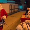 Ćerka Džeja Ramadanovskog se vozi kočijom kroz ulice sa bebom, poni i Deda Mraz ih vuku: Sve pršti od novogodišnje euforije…