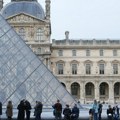 Пљачкаши и накит украден из Лувра снимљен на паркингу у предграђу Париза