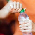 Koliko dugo smemo da koristimo istu plastičnu flašu? Lekari upozoravaju na rizik