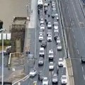 Havarija na Brankovom mostu Delovi automobila rasuti po putu, nakon udesa sve stoji (foto)