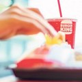 „Burger king” obećao da će otići ali i dalje radi u Rusiji