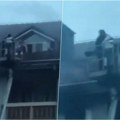 Dramatičan snimak spasavanja devojčice iz plamena Buknuo stan, ljudi rukama pomerali automobile da bi vatrogasci prišli…
