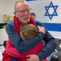 Snimak zagrljaja oca i ćerkice zbog koga idu suze na oči: Emili je u zarobljeništvu napunila devet godina, a njen tata je…