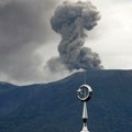 Iznenada eruptirao vulkan u Indoneziji, najmanje 11 planinara nađeno mrtvo: Sela i gradovi prekriveni pepelom