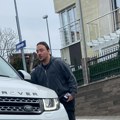 (Paparaco): Milan Stanković uhvaćen u autu od 70.000 evra: Evo kako danas izgleda pevač - kosa svezana u rep, hteo da se…