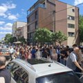 Održan protest podrške profesoru Zdravkoviću kome prete otkazom jer ne želi da drži online nastavu na Medicinskom…