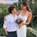 Ona je jedna od najviših teniserki, dolazi iz istog grada kao Federer, a njen muž je za glavu niži