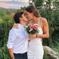 Ona je jedna od najviših teniserki, dolazi iz istog grada kao Federer, a njen muž je za glavu niži od nje