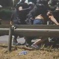 VIDEO Građani Užica sedeli ispred kordona, a policija krenula da razbija blokadu