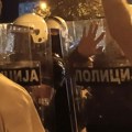 Učesnici protesta u Novom Sadu povukli se u kampus, policija ih potisnula