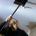 Žena čula lupanje i šuštanje u plafonu Kad je napravila rupu i videla šta je unutra, umalo se onesvestila od šoka! (video)…