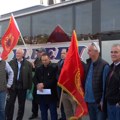 Kako izgleda polazak građana Prištine na OVK protest u Tirani: Šta poručuju? (VIDEO)