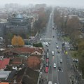 Nije akrobata nego biciklista! Šok vožnja usred Beograda: Prometna ulica, a on balansira na sedištu pored kola