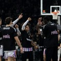 Dirljive scene pred početak meča: Grobari istakli parole za Ivana Perovića i generala Nebojšu Pavkovića