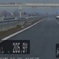 Strani vozači divljali po putevima Srbije - jedan vozio više od 205 na sat, drugi preticao preko pune linije