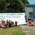 Ovaj đački poklon učiteljici iz Petrovaradina retko ko može da nadmaši: Njeni četvrtaci idu dalje, a Ivana ovo nikad neće…