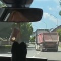 Za dlaku izbegnuta katastrofa, jeziv snimak! Ludačka vožnja kamiondžije umalo izazvala masakr na putu: "Ne u autobus, neee!"…