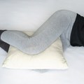 Spavanje sa jastukom između nogu - uklanja bol u leđima i kukovima i spasava san