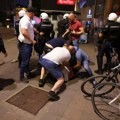 Vučić kazao da će uvek biti uz policajce koje su blokaderi napadali